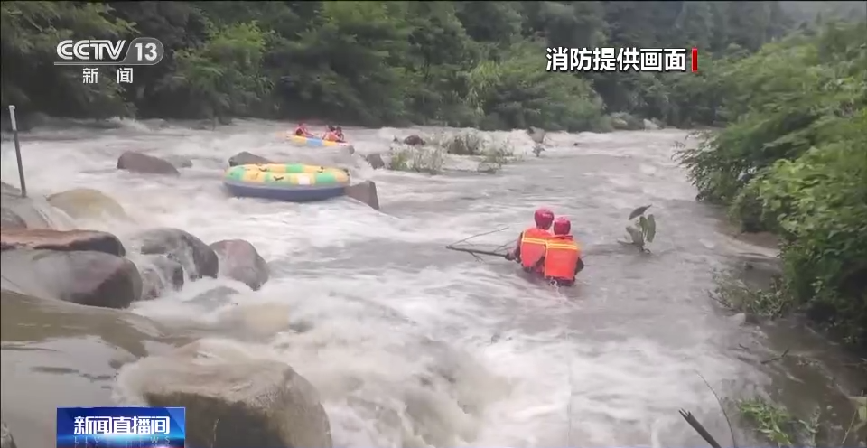 景区漂流遇暴雨 游客从玉米地撤离